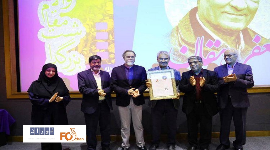 نشان درجه‌یک هنری به «جعفر دهقان» اهدا شد