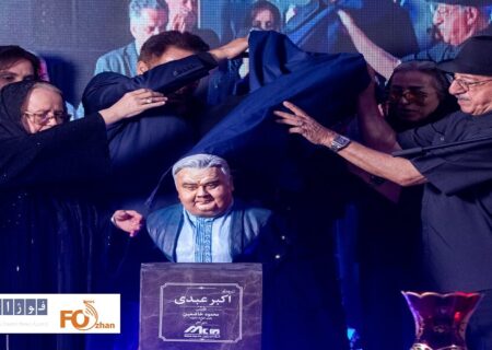 چهلم «اکبر عبدی» با رونمایی از تندیس این هنرمند برگزار شد